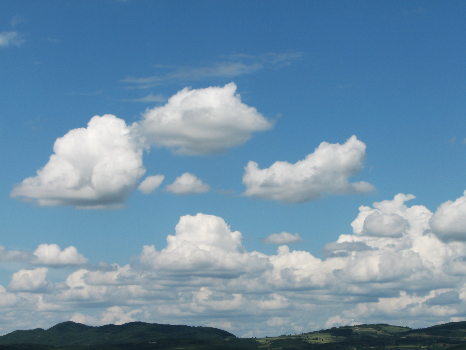 Nice Clouds for 1600 x 1200 resolution
