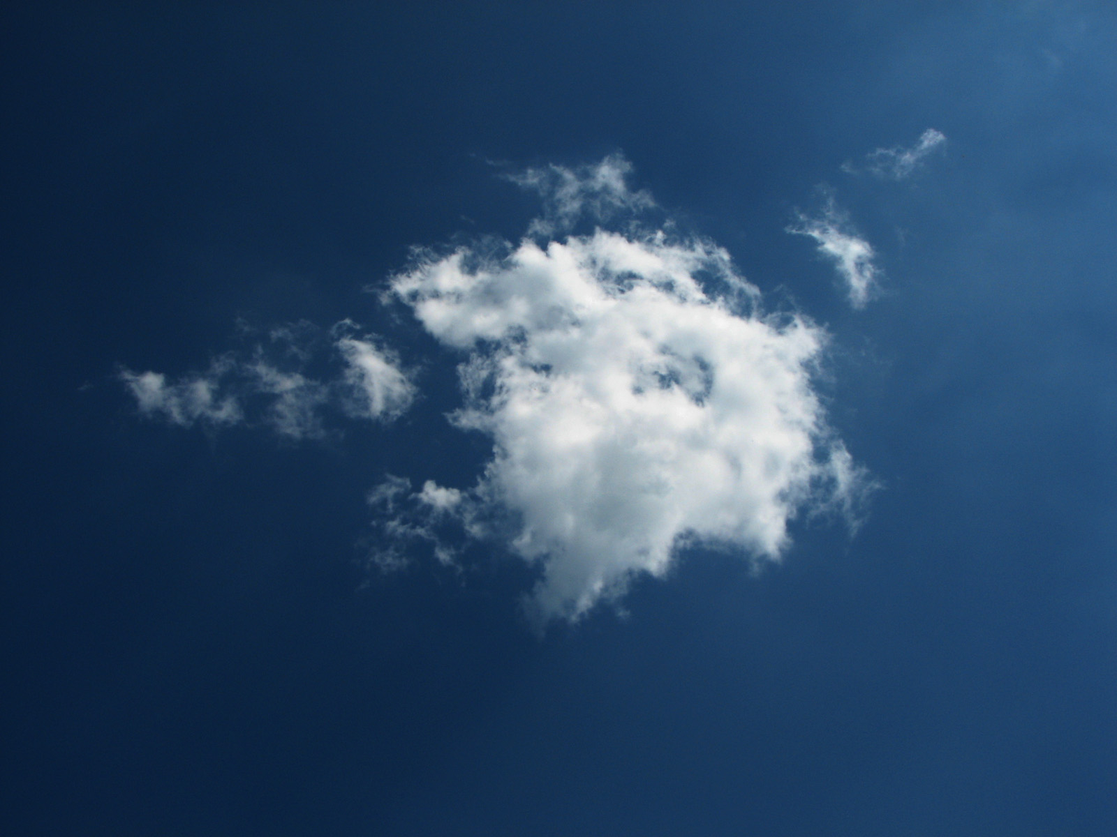 Small Sweet Cloud for 1600 x 1200 resolution